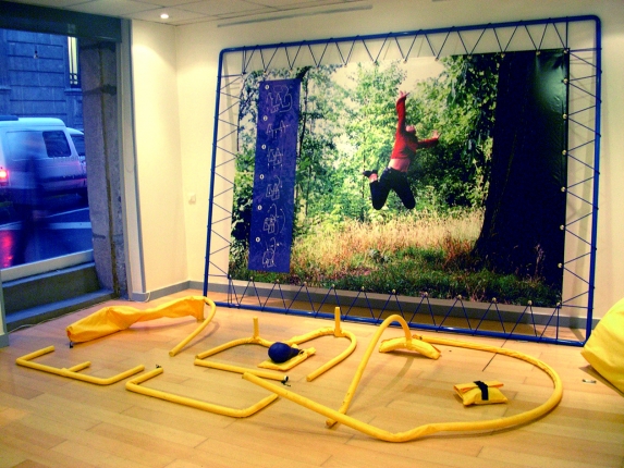 Vue de l'exposition *De repères à tâtons*, 2003. Moyens des bord, St Etienne (*4e Biennale International Design*). f_508e5db346255.jpg